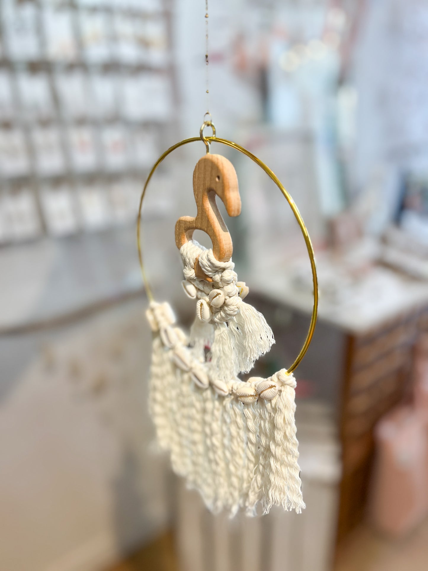 Suspension Flamant Rose Bois Macramé et Cauris