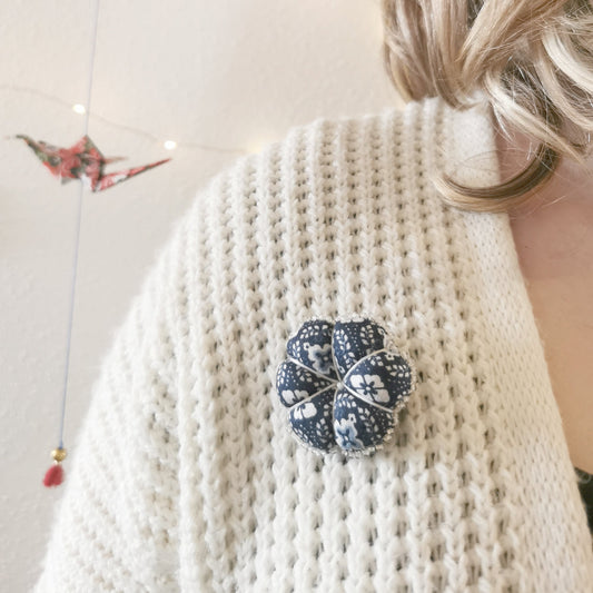 Broche Fleur Bleue avec motifs